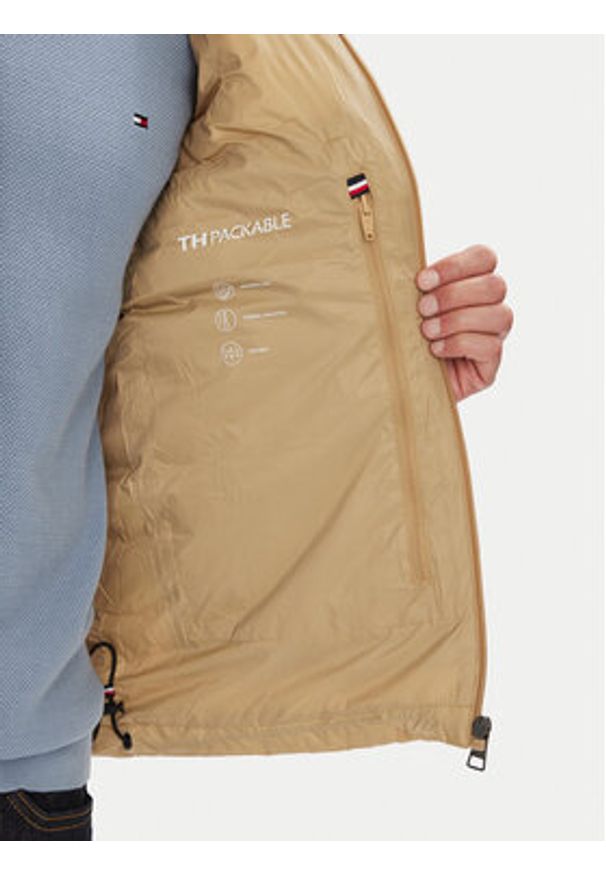 TOMMY HILFIGER - Tommy Hilfiger Kamizelka MW0MW37677 Beżowy Regular Fit. Kolor: beżowy. Materiał: syntetyk