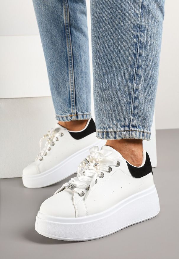 Renee - Biało-Czarne Sneakersy na Platformie Ozdobione Cyrkoniami Vivalle. Okazja: na co dzień. Kolor: czarny. Materiał: jeans. Wzór: aplikacja. Obcas: na platformie