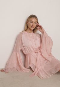 Born2be - Różowa Sukienka z Eterycznymi Falbanami i Wiązanym Paskiem Rivaniah. Okazja: na ślub cywilny, na wesele. Kolor: różowy. Styl: elegancki #4