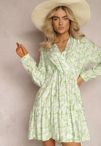 Renee - Zielono-Biała Kopertowa Sukienka Mini z Falbanką i Ozdobnym Printem Oletia. Kolor: zielony. Materiał: materiał. Długość rękawa: długi rękaw. Wzór: nadruk. Typ sukienki: kopertowe. Długość: mini #3