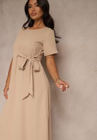 Renee - Beżowa Rozkloszowana Sukienka Vices Zdobiona Wiązaniem Folarenne. Okazja: na co dzień. Kolor: beżowy. Wzór: aplikacja. Styl: klasyczny, elegancki, casual
