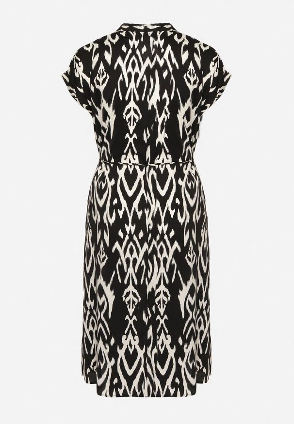 Born2be - Czarna Rozkloszowana Sukienka z Koszulową Górą i Materiałowym Paskiem w Talii Jasefia. Okazja: na co dzień. Kolekcja: plus size. Kolor: czarny. Materiał: materiał. Wzór: aplikacja. Typ sukienki: koszulowe. Styl: casual