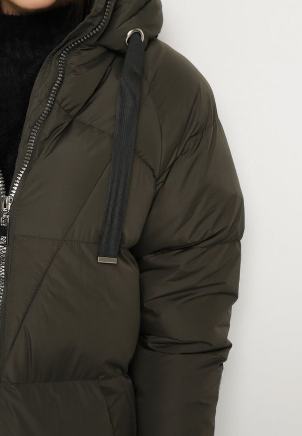 Born2be - Zielona Długa Kurtka Pikowana Płaszcz na Zamek z Kapturem Lesea. Okazja: na co dzień. Typ kołnierza: kaptur. Kolor: zielony. Materiał: dzianina, jeans. Długość: długie. Styl: casual, elegancki