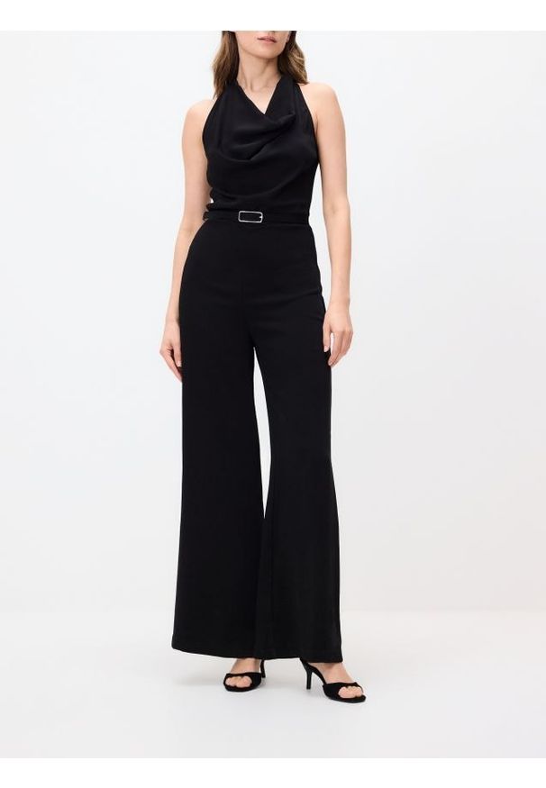 Reserved - Kombinezon z paskiem - czarny. Kolor: czarny. Materiał: materiał. Wzór: gładki