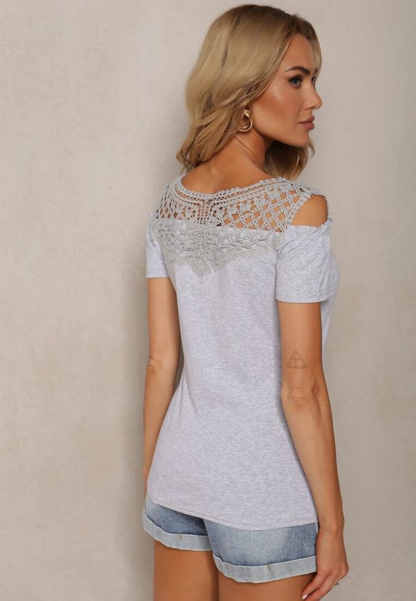 Renee - Szara Bluzka z Krótkim Rękawem z Bawełny Zdobiona Haftem i Wycięciami na Ramionach Testarla. Okazja: na co dzień. Kolor: szary. Materiał: bawełna. Długość rękawa: krótki rękaw. Długość: krótkie. Wzór: haft, aplikacja. Sezon: lato. Styl: casual