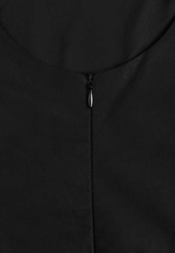 Renee - Czarna Rozkloszowana Sukienka Koktajlowa z Bawełny z Dekoltem Łódką i Kieszeniami Fanilra. Okazja: na studniówkę, na ślub cywilny, na wesele. Typ kołnierza: dekolt w łódkę. Kolor: czarny. Materiał: bawełna. Styl: wizytowy