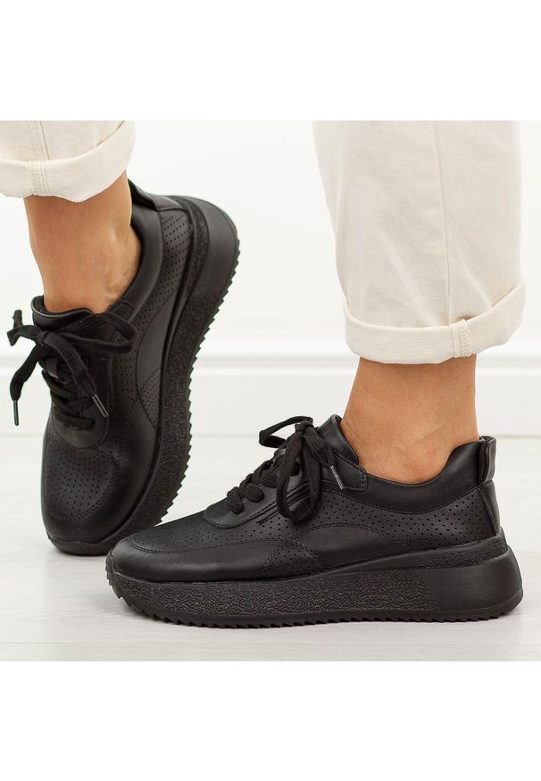 Czarne skórzane sneakersy damskie M.Daszyński Ol39-4. Okazja: na co dzień. Nosek buta: okrągły. Zapięcie: sznurówki. Kolor: czarny. Materiał: skóra. Szerokość cholewki: normalna. Sezon: wiosna, jesień, lato. Styl: casual, elegancki, sportowy, klasyczny