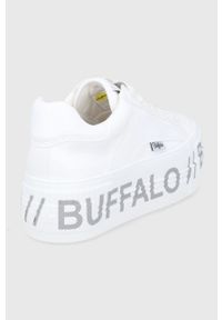 Buffalo Buty kolor biały na platformie. Nosek buta: okrągły. Zapięcie: sznurówki. Kolor: biały. Materiał: guma. Obcas: na platformie #5