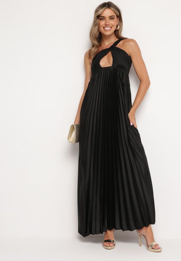 Born2be - Czarna Plisowana Sukienka na Jedno Ramię z Gumką w Pasie Elasha. Okazja: na wesele, na studniówkę, na ślub cywilny. Kolor: czarny. Materiał: materiał. Typ sukienki: rozkloszowane, w kształcie A, plisowane, asymetryczne. Styl: klasyczny