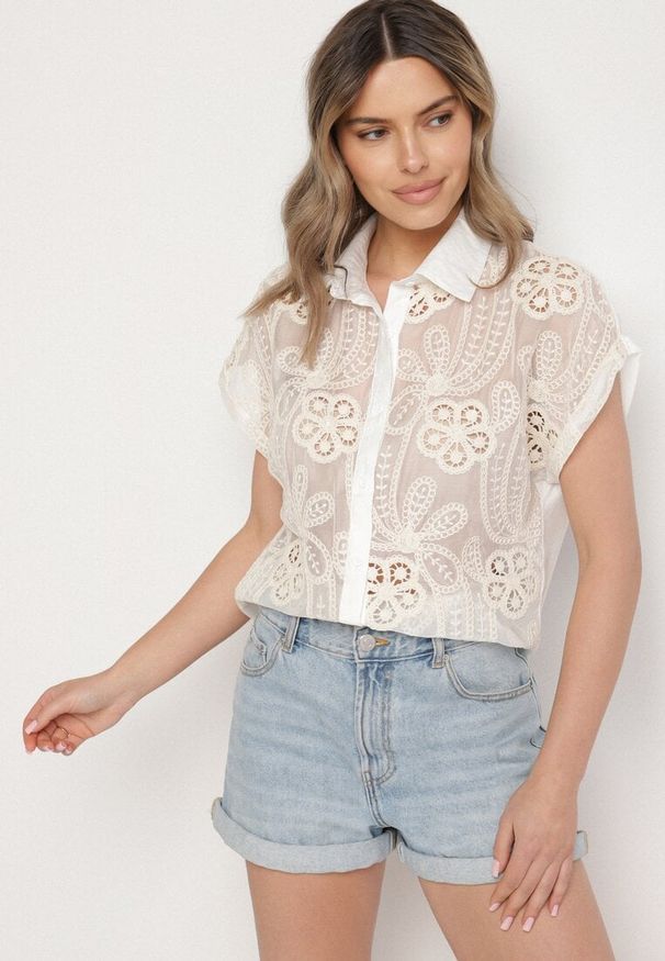 Born2be - Biała Koszula w Kwiatowy Wzór Zivale. Okazja: do pracy, na co dzień, na spotkanie biznesowe. Typ kołnierza: dekolt w kształcie V, kołnierzyk klasyczny. Kolor: biały. Długość: krótkie. Wzór: kwiaty. Materiał: jeans. Długość rękawa: krótki rękaw. Sezon: wiosna. Styl: biznesowy, klasyczny, casual