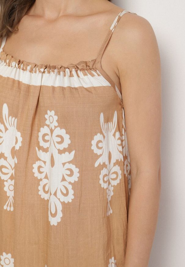 Born2be - Jasnobrązowa Sukienka o Rozkloszowanym Kroju na Ramiączkach w Etniczny Wzór Revoniae. Okazja: na co dzień. Typ kołnierza: dekolt w kształcie V. Kolor: brązowy. Długość rękawa: na ramiączkach. Styl: casual, elegancki