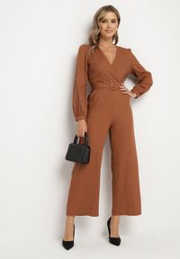 Born2be - Brązowy Bawełniany Kombinezon o Kopertowym Kroju z Paskiem i Gumką w Talii Mirrira. Kolor: brązowy. Materiał: bawełna. Długość rękawa: długi rękaw. Długość: długie. Styl: klasyczny, elegancki #2