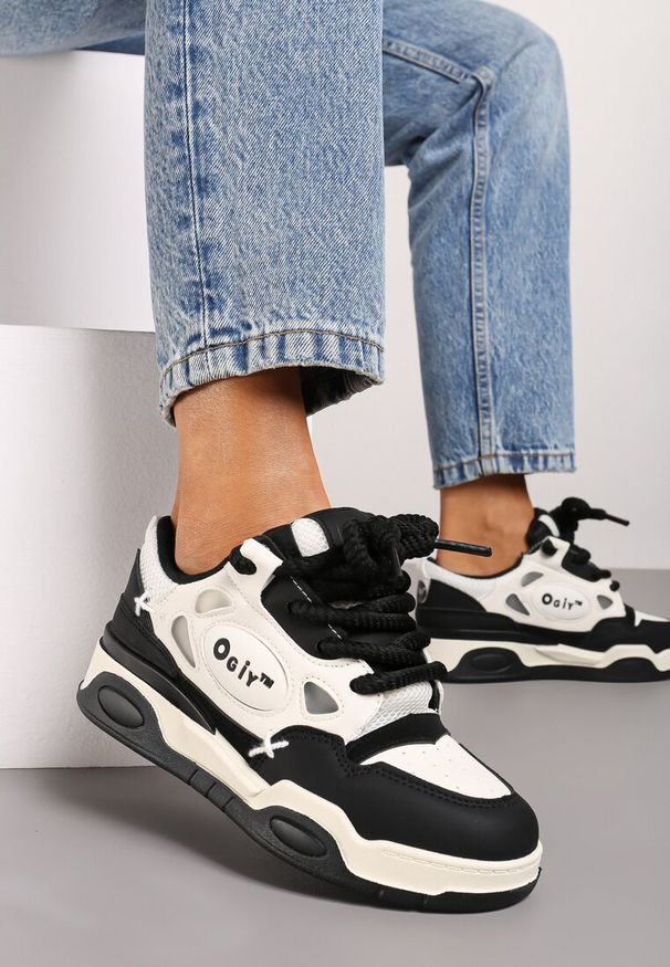 Renee - Czarno-Białe Sneakersy na Płaskiej Podeszwie Ozdobione Szerokimi Sznurówkami Veniefra. Okazja: na co dzień, na spotkanie biznesowe. Nosek buta: okrągły. Kolor: czarny. Materiał: jeans. Wzór: aplikacja. Sezon: lato, wiosna. Obcas: na płaskiej podeszwie