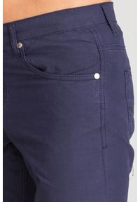 Granatowe spodnie męskie Versace Jeans. Kolor: niebieski. Materiał: bawełna. Wzór: aplikacja #4