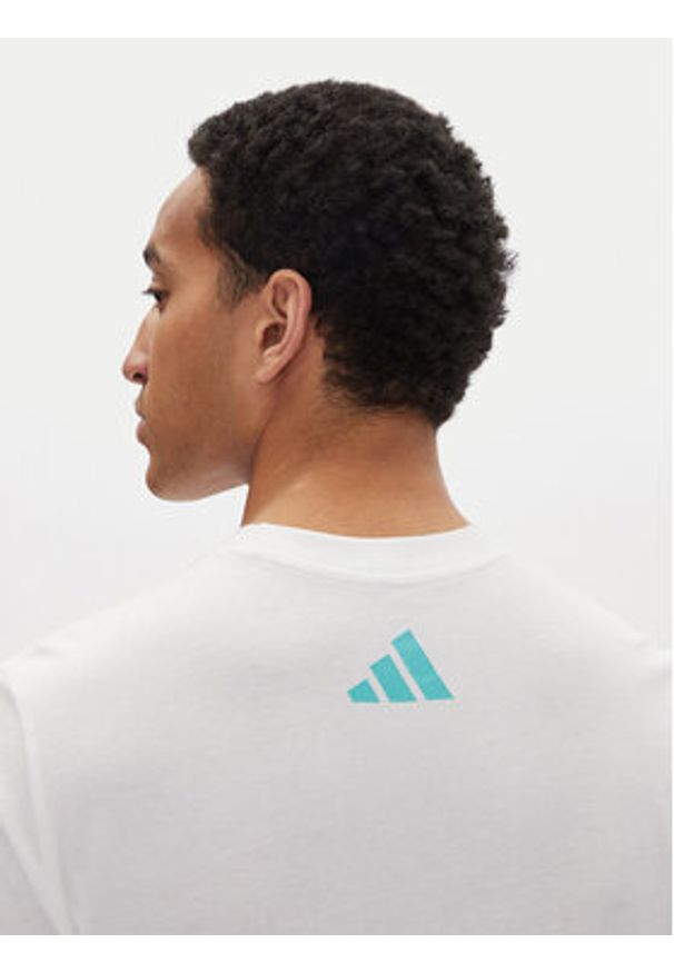 Adidas - adidas T-Shirt Mercedes - AMG Petronas Formula One Team DNA Graphic JV5456 Biały Regular Fit. Kolor: biały. Materiał: bawełna