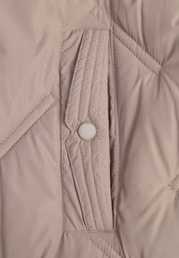 Born2be - Jasnobeżowa Pikowana Kamizelka z Kapturem i Kieszeniami Esarivie. Okazja: na spacer. Typ kołnierza: kaptur. Kolekcja: plus size. Kolor: beżowy. Materiał: jeans #5