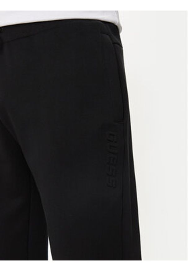 Guess Spodnie dresowe Z4YB03 KC3D2 Czarny Regular Fit. Kolor: czarny. Materiał: syntetyk, bawełna