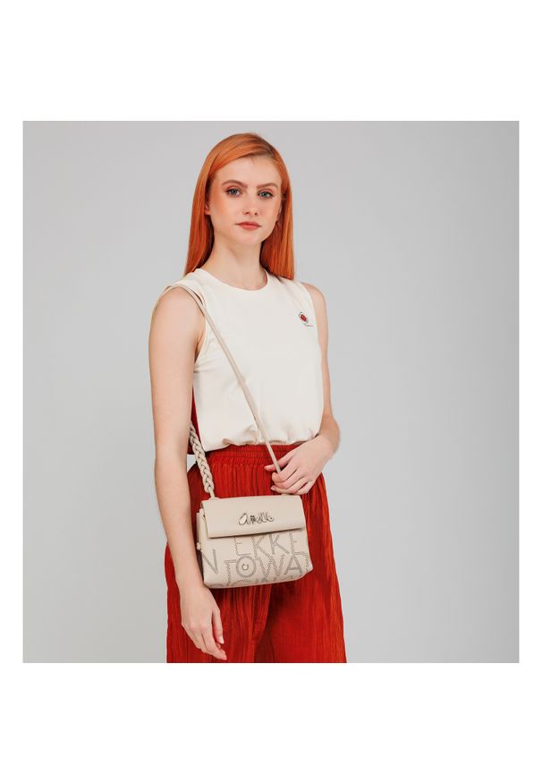 Beżowa Elegancka Torebka Damska Anekke Edycja Limitowana. Kolor: beżowy. Wzór: napisy, aplikacja. Dodatki: z aplikacjami, z breloczkiem. Materiał: skórzane. Styl: elegancki. Rodzaj torebki: na ramię