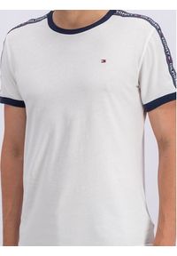 TOMMY HILFIGER - Tommy Hilfiger T-Shirt UM0UM00562 Biały Regular Fit. Kolor: biały. Materiał: bawełna