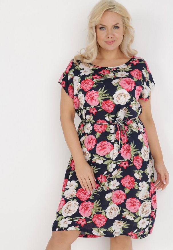 Born2be - Granatowa Sukienka Endiore. Okazja: na ślub cywilny, na randkę, na wesele. Kolekcja: plus size. Kolor: różowy. Wzór: aplikacja, kwiaty, nadruk. Typ sukienki: dla puszystych. Materiał: tkanina. Długość rękawa: krótki rękaw. Sezon: lato. Długość: midi
