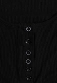 Renee - Czarny Bawełniany Tank Top w Prążki z Ozdobnymi Guziczkami Bernissa. Okazja: na co dzień, na imprezę. Kolor: czarny. Materiał: bawełna. Wzór: prążki. Styl: casual #5