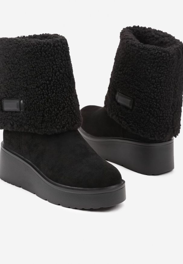 Born2be - Czarne Botki na Koturnie z Wywijaną Cholewką i Barankiem Irilaura. Okazja: na co dzień. Kolor: czarny. Materiał: jeans, wełna. Szerokość cholewki: normalna. Obcas: na koturnie. Styl: wizytowy, elegancki, casual