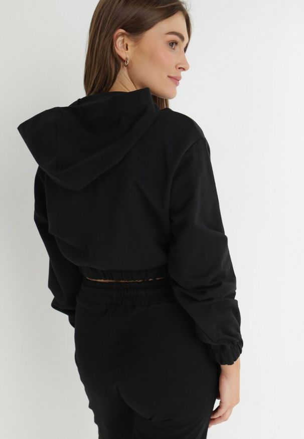 Born2be - Czarna Bluza Krótka z Kapturem Lamaara. Typ kołnierza: kaptur. Kolor: czarny. Materiał: bawełna, tkanina. Długość: krótkie. Wzór: haft, nadruk. Styl: sportowy