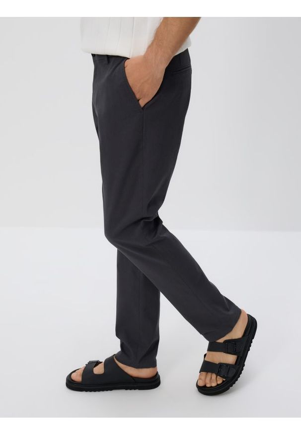 Reserved - Bawełniane spodnie chino slim - ciemnoszary. Kolor: szary. Materiał: bawełna