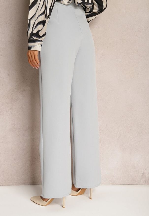 Renee - Szare Spodnie Garniturowe High Waist z Kieszeniami Denera. Okazja: na spotkanie biznesowe, na imprezę. Stan: podwyższony. Kolor: szary. Długość: długie. Wzór: paski. Styl: biznesowy, elegancki, klasyczny