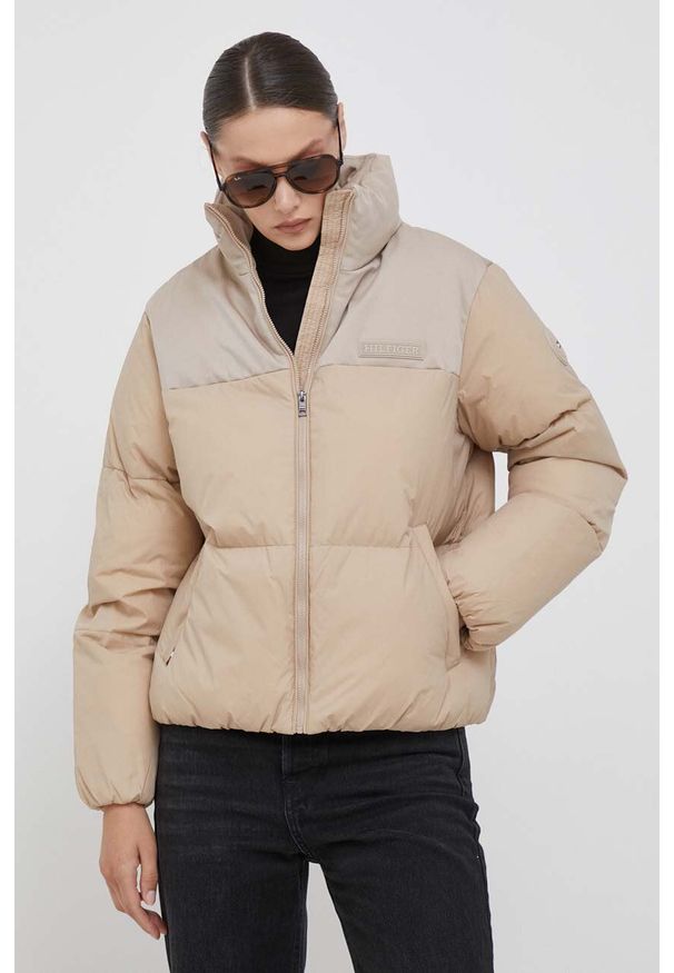 TOMMY HILFIGER - Tommy Hilfiger kurtka damska kolor beżowy zimowa. Kolor: beżowy. Materiał: syntetyk, poliester. Sezon: zima