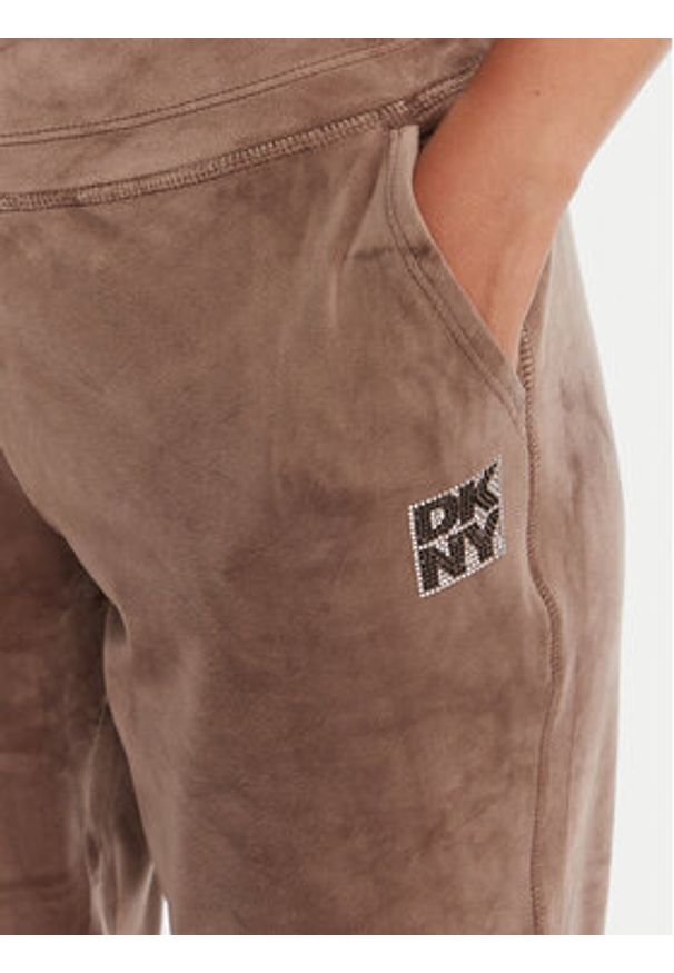DKNY Sport Spodnie dresowe DP5P3710 Beżowy Regular Fit. Kolor: beżowy. Materiał: syntetyk