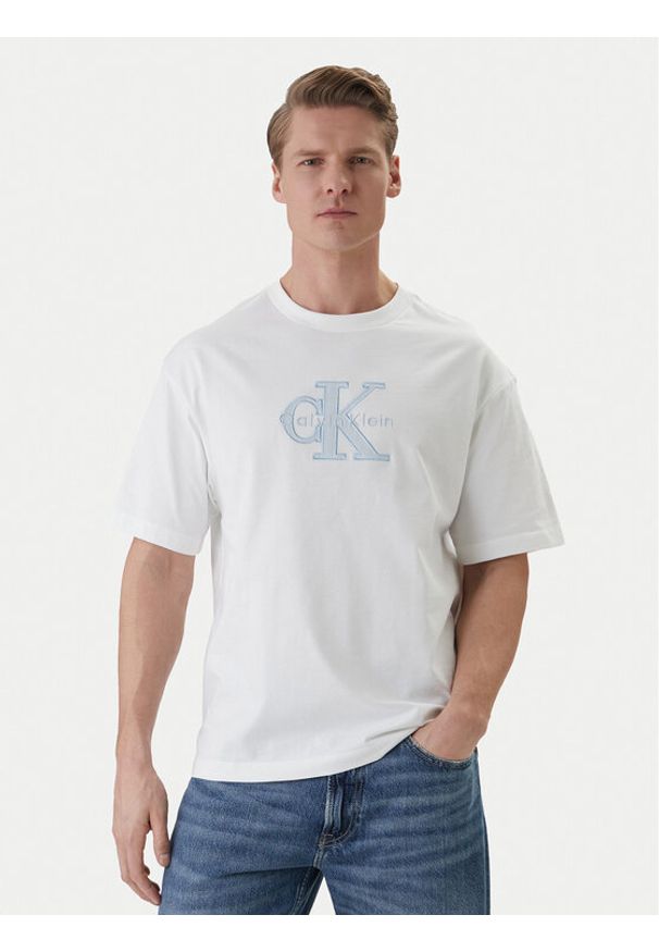 Calvin Klein Jeans T-Shirt LV04RF819G Biały Regular Fit. Kolor: biały. Materiał: bawełna