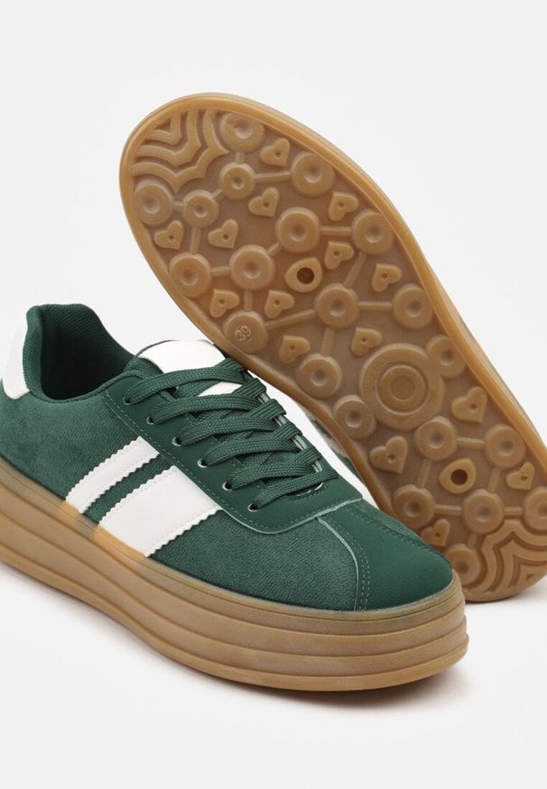 Renee - Zielone Sneakersy Kultowe Tenisówki z Ozdobnymi Paskami Vandell. Okazja: na co dzień. Zapięcie: pasek. Kolor: zielony. Materiał: jeans. Szerokość cholewki: normalna. Wzór: paski