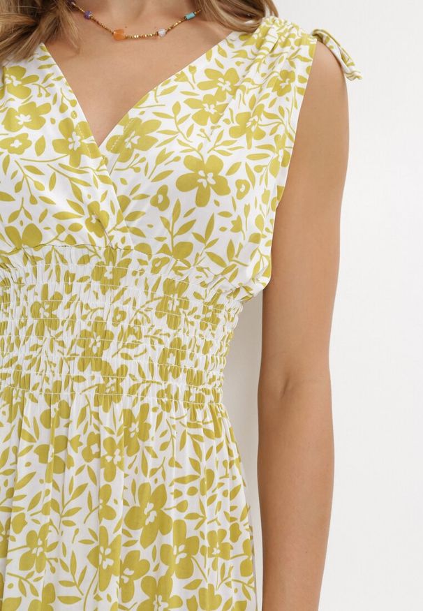 Born2be - Żółta Sukienka Mini z Gumkami w Pasie i Kopertowym Dekoltem w Kwiaty Ladgerda. Typ kołnierza: dekolt kopertowy. Kolor: żółty. Wzór: kwiaty. Typ sukienki: kopertowe. Długość: mini