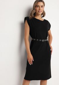 Born2be - Czarna Sukienka z Wiskozą o Pudełkowym Kroju z Paskiem z Klamrą Polliviera. Okazja: na co dzień. Kolor: czarny. Materiał: wiskoza. Styl: elegancki, casual #2