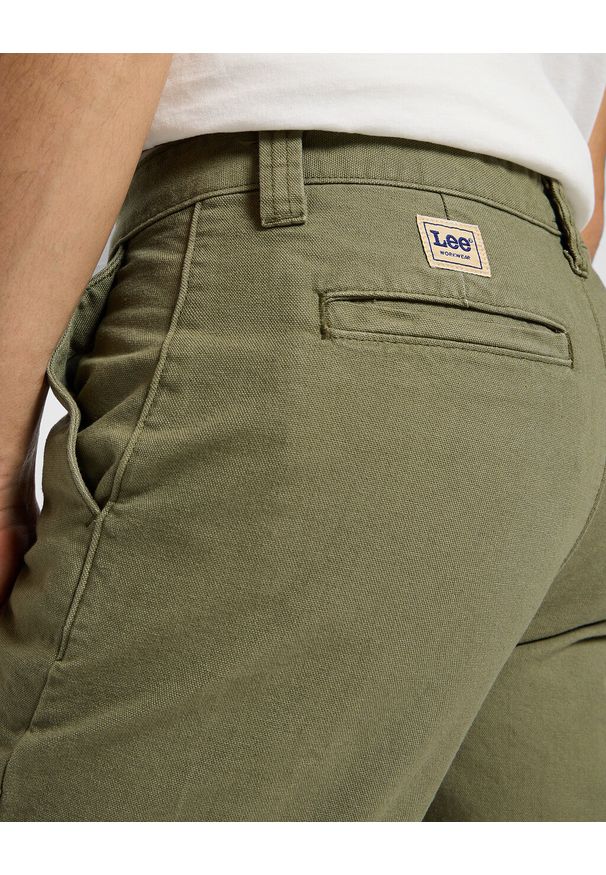 Lee - LEE MĘSKIE SPODNIE MATERIAŁOWE RELAXED WORKWEAR CHINO MERCANTIL GREEN 112355786 L78K008526. Materiał: materiał