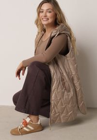 Born2be - Brązowa Pikowana Kamizelka o Długim Kroju z Nieodpinanym Kapturem w Romby Dephice. Okazja: na co dzień. Typ kołnierza: kaptur. Kolor: brązowy. Materiał: materiał, jeans. Długość: długie. Styl: elegancki, casual #4