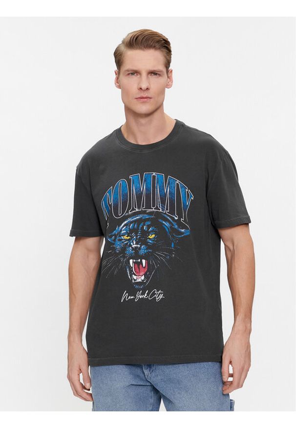 Tommy Jeans T-Shirt Vintage Tiger DM0DM18281 Czarny Regular Fit. Kolor: czarny. Materiał: bawełna. Styl: vintage