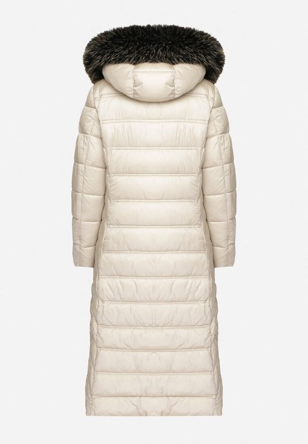 Born2be - Beżowa Pikowana Kurtka Zimowa o Długim Kroju z Odpinanym Kapturem z Futrem Mintoria. Okazja: na co dzień. Kolor: beżowy. Materiał: futro. Długość: długie. Sezon: zima. Styl: casual, elegancki