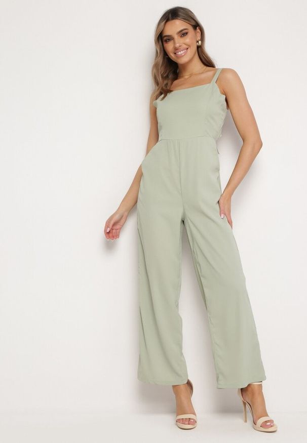 Born2be - Jasnozielony Kombinezon Damyle. Kolor: zielony. Materiał: tkanina. Długość rękawa: na ramiączkach. Długość: długie. Wzór: jednolity, gładki