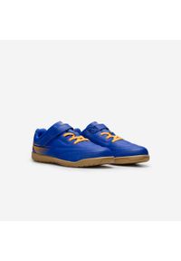 KIPSTA - Buty do piłki nożnej halowej dla dzieci Kipsta Futsal 100. Zapięcie: rzepy. Kolor: pomarańczowy, niebieski, wielokolorowy, beżowy. Materiał: poliester. Sport: piłka nożna