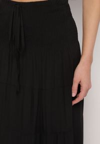 Born2be - Czarna Spódnica z Wiskozą z Wysokim Stanem i Falbanami Ellimee. Okazja: na co dzień. Stan: podwyższony. Kolor: czarny. Materiał: wiskoza. Styl: klasyczny, elegancki, casual #4