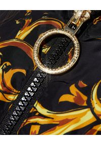 Versace Jeans Couture - VERSACE JEANS COUTURE - Kurtka z nadrukami w barokowym stylu. Kolor: czarny. Długość rękawa: długi rękaw. Długość: długie. Wzór: nadruk #3