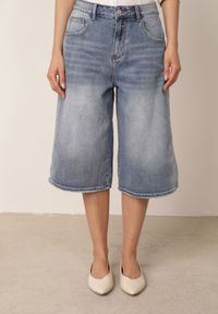 Born2be - Niebieskie Jeansowe Szorty Casual o Kroju Typu Bermudy z Bawełną Pheradia. Okazja: na co dzień. Kolor: niebieski. Materiał: jeans, bawełna. Długość: krótkie. Sezon: lato. Styl: casual #1