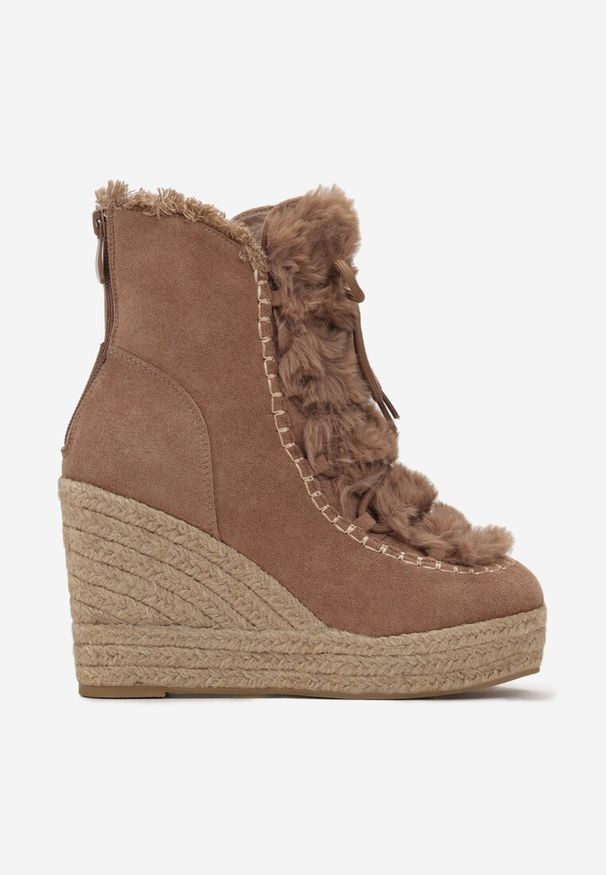 Renee - Ciemnobeżowe Botki z Futerkiem na Koturnie Ozdobionym Plecionką Adamirra. Kolor: beżowy. Materiał: futro. Wzór: aplikacja. Obcas: na koturnie
