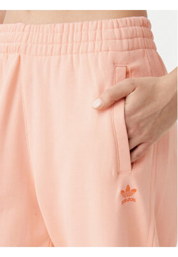 Adidas - adidas Spodnie dresowe Essentials JD1525 Różowy Loose Fit. Kolor: różowy. Materiał: bawełna