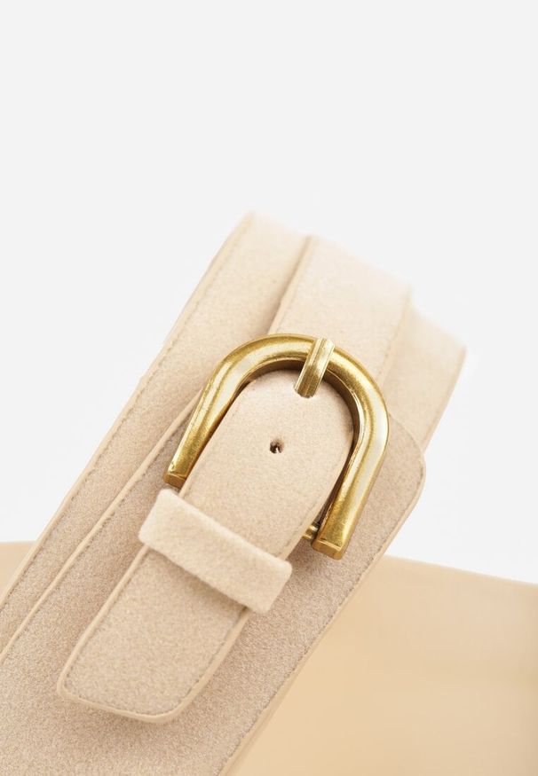 Renee - Beżowe Klapki Ozdobione Metalicznymi Klamrami Zelivra. Kolor: beżowy. Wzór: aplikacja. Sezon: lato. Styl: boho, elegancki