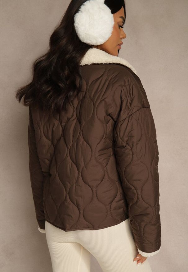 Renee - Brązowa Pikowana Kurtka o Koszulowym Kroju z Futrzanym Kołnierzem Selme. Okazja: na co dzień. Kolor: brązowy. Materiał: futro. Styl: casual, elegancki