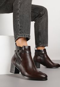 Renee - Brązowe Botki na Słupkowym Obcasie z Eleganckim Zdobieniem przy Cholewce Tulaneira. Okazja: na co dzień. Kolor: brązowy. Materiał: jeans. Szerokość cholewki: normalna. Wzór: aplikacja. Obcas: na obcasie. Styl: elegancki. Wysokość obcasa: średni
