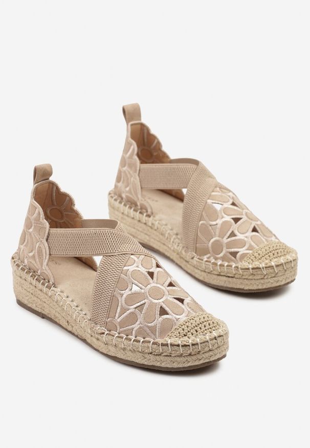 Renee - Ciemnobeżowe Sandały na Koturnie Vices z Ażurową Cholewką Zinitte. Okazja: na co dzień. Kolor: beżowy. Wzór: ażurowy. Sezon: lato. Obcas: na koturnie. Styl: elegancki, casual. Wysokość obcasa: średni